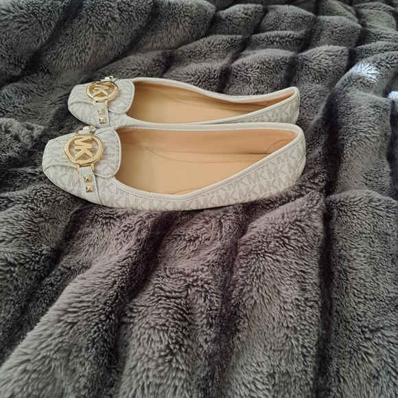 Michael Kors Women's White Designer Loafers - Picture 2 of 6